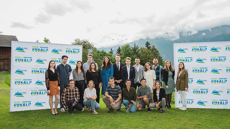 Südtiroler Jugendliche zwischen 18 und 29 Jahren können sich, wie Jugendliche aus allen Eusalp-Regionen, bis 15. Mai um eine Mitgliedschaft im Jugendrat der europäischen Alpenraumstrategie (im Bild) bewerben.